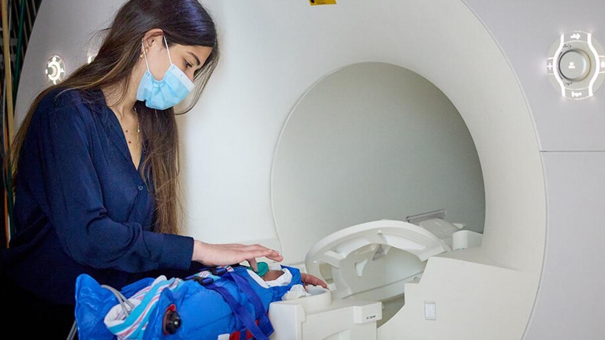 La científica Lourdes Bernardez prepara a un bebé para una resonancia magnética como parte de la investigación.