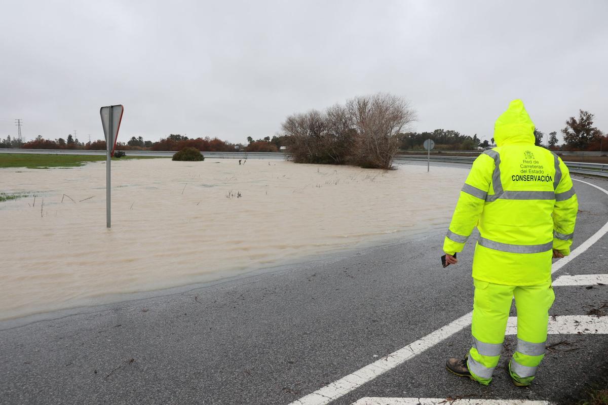 Carretera inundada tras el desbordamiento del río Guadalete a su paso por la localidad gaditana de Jerez de la Frontera. A 4 de febrero de 2026, en Jerez de la Frontera, Cádiz (Andalucía, España). La Agencia Estatal de Meteorología (Aemet) ha activado hasta las 15.00 horas de este miércoles 4 de febrero aviso de nivel rojo --peligro extraordinario-- en la comarca gaditana del Campo de Gibraltar por lluvias que pueden dejar hasta 120 litros por metro cuadrado en 12 horas, especialmente en el entorno del municipio de Algeciras. En todo el litoral de Cádiz hay además activos avisos de nivel naranja por fenómenos costeros y fuertes vientos. 04 FEBRERO 2026 Rocío Ruz / Europa Press 04/02/2026. Rocío Ruz;