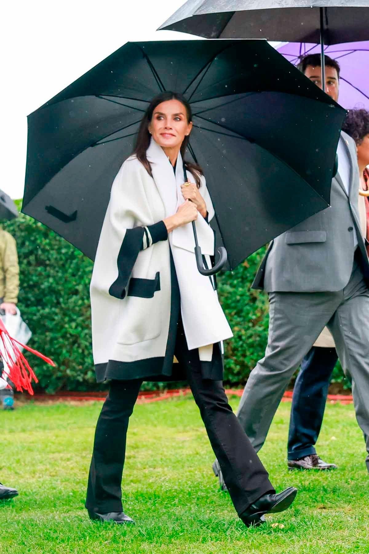 La reina Letizia, con abrigo capa blanco y negro en Asturias