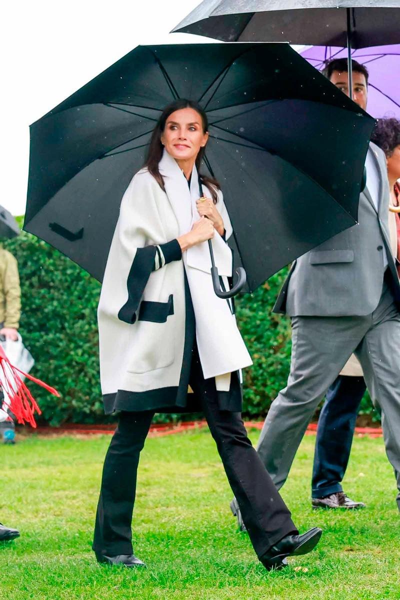 La reina Letizia, con abrigo capa blanco y negro en Asturias