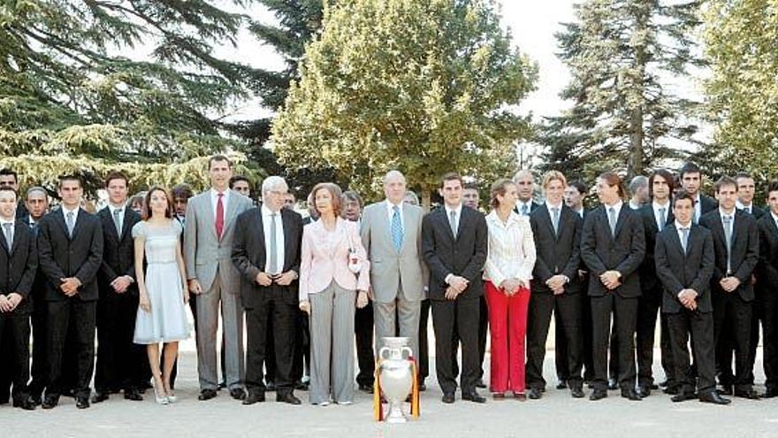 Los Reyes y los Príncipes posan con el trofeo junto a todos los miembros del equipo español de fútbol.