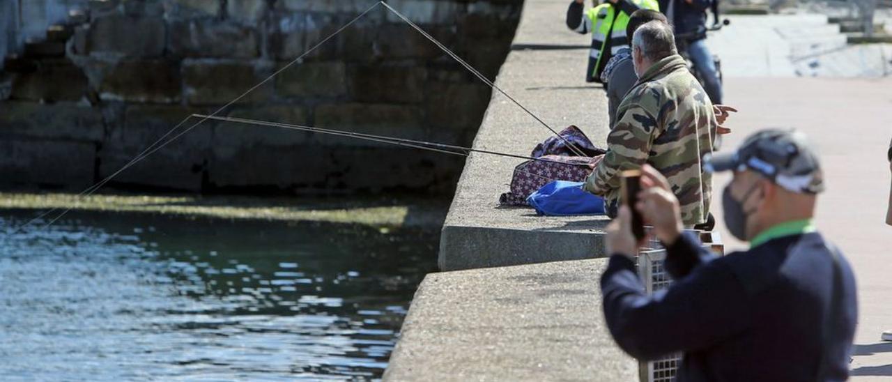 Pescadores recreativos en el espigón del Náutico de Vigo. |   // M. G. BREA