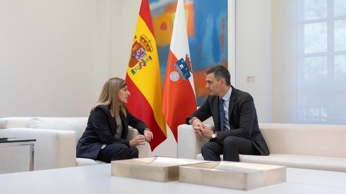 La presidenta de Cantabria, María José Sáenz de Buruaga, este viernes durante la reunión con el presidente del Gobierno, Pedro Sánchez.