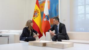 La presidenta de Cantabria, María José Sáenz de Buruaga, durante la reunión con el presidente del Gobierno, Pedro Sánchez.