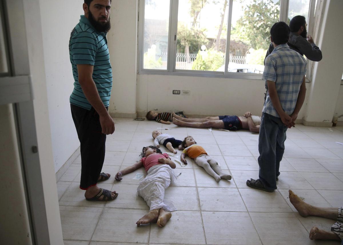 Rebeldes muestran los cuerpos de niños supuestamente intoxicados con gas sarín, en Siria, en 2013. 