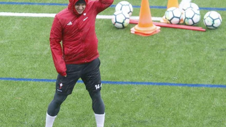 Lobotka se protege de la lluvia durante el entrenamiento de ayer. // Alba Villar