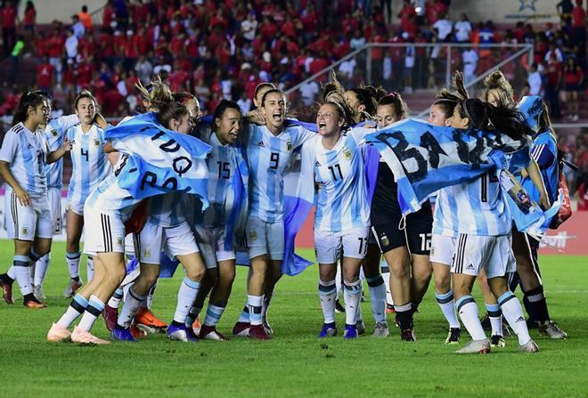 Las jugadoras de la selección argentina celebran su victoria al final del partido de clasificación para la Copa Mundial Femenina de Fútbol de 2019 en Francia, entre las selecciones nacionales de fútbol femenino de Panamá y Argentina, en el estadio na