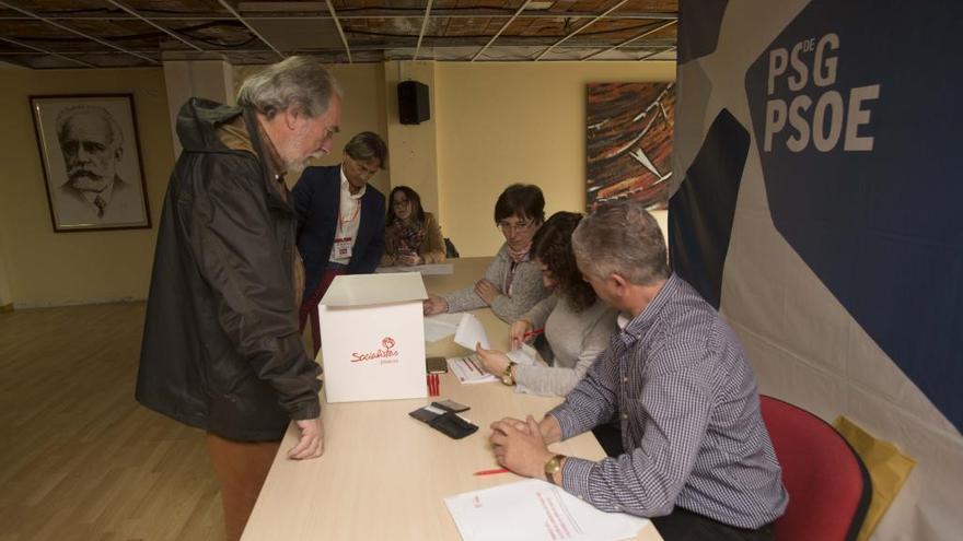 Votación en la sede del PSdeG de Vigo en las primarias para elegir candidato a la presidencia de la Xunta, el año pasado