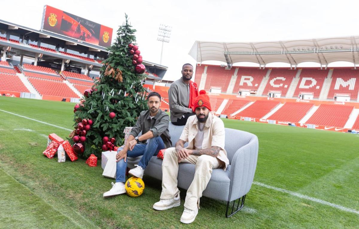 Los futbolistas Jaume Costa, Cyle Larin y Samú Costa del RCD Mallorca posan en Son Moix con atuendos navideños