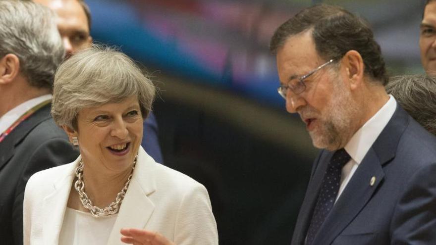 Rajoy parlant anglès amb Theresa May.