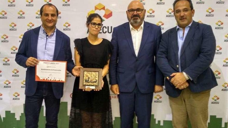 Anabel Gulías con los representantes de Zona Monumental. // Faro