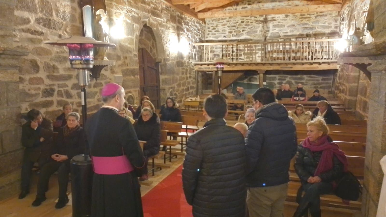 GALERÍA | El obispo recorre los pueblos del incendio