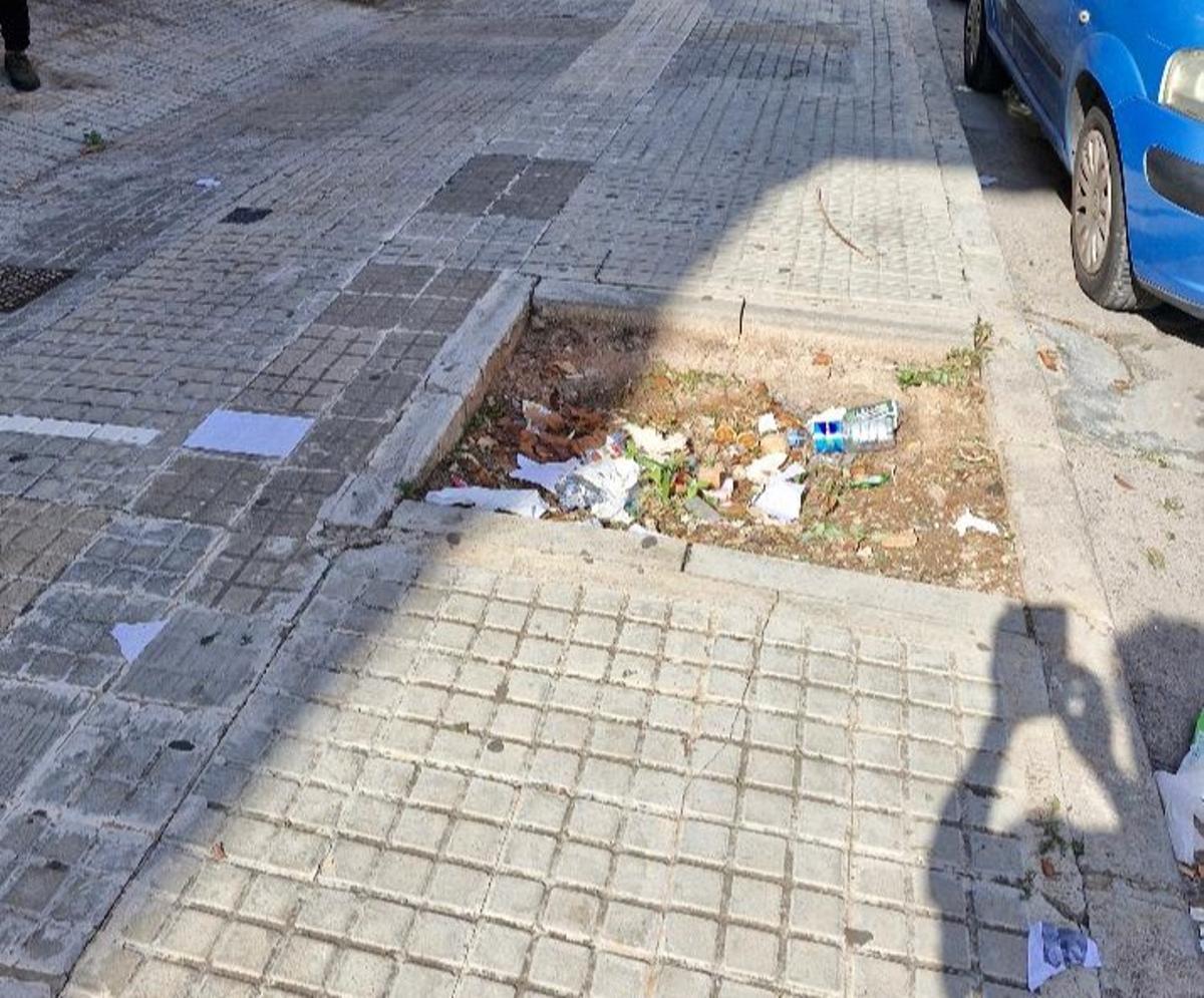 Otra imagen de la suciedad junto a un colegio del Port de Sagunt.
