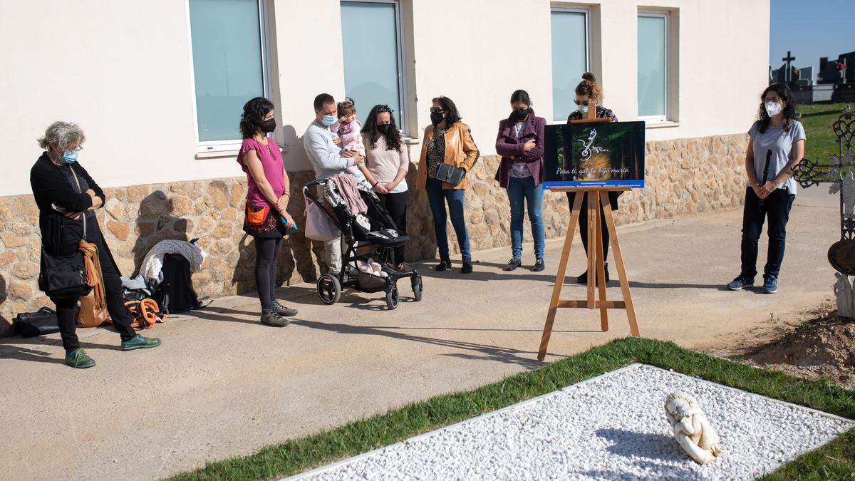Un grupo de madres y padres recuerdan a sus bebés fallecidos en el cementerio de Zamora
