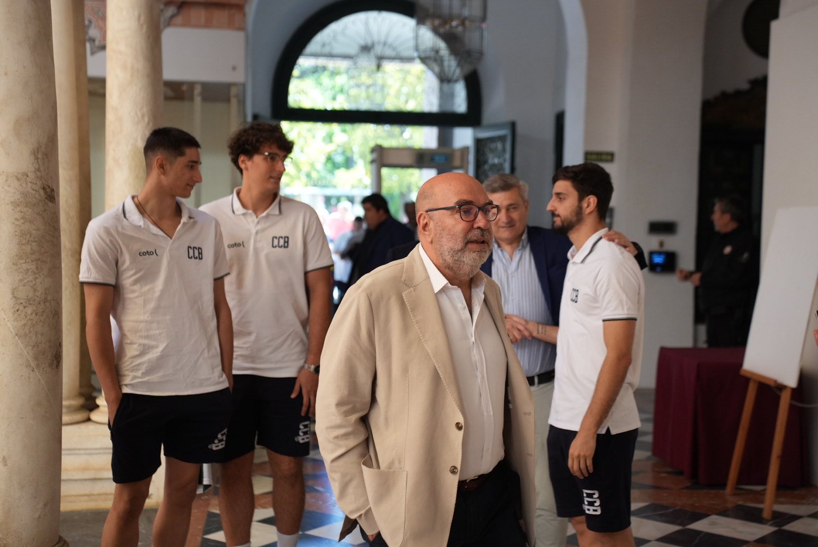 La visita del Coto Córdoba Baloncesto a la Diputación Provincial, en imágenes