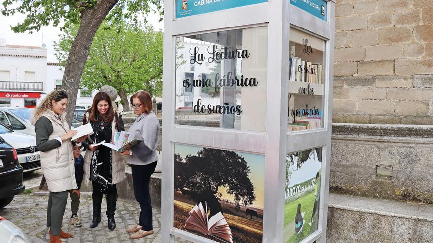 Arroyo de la Luz instala bibliocabinas en la calle: coge un libro, léelo y devuélvelo por otro