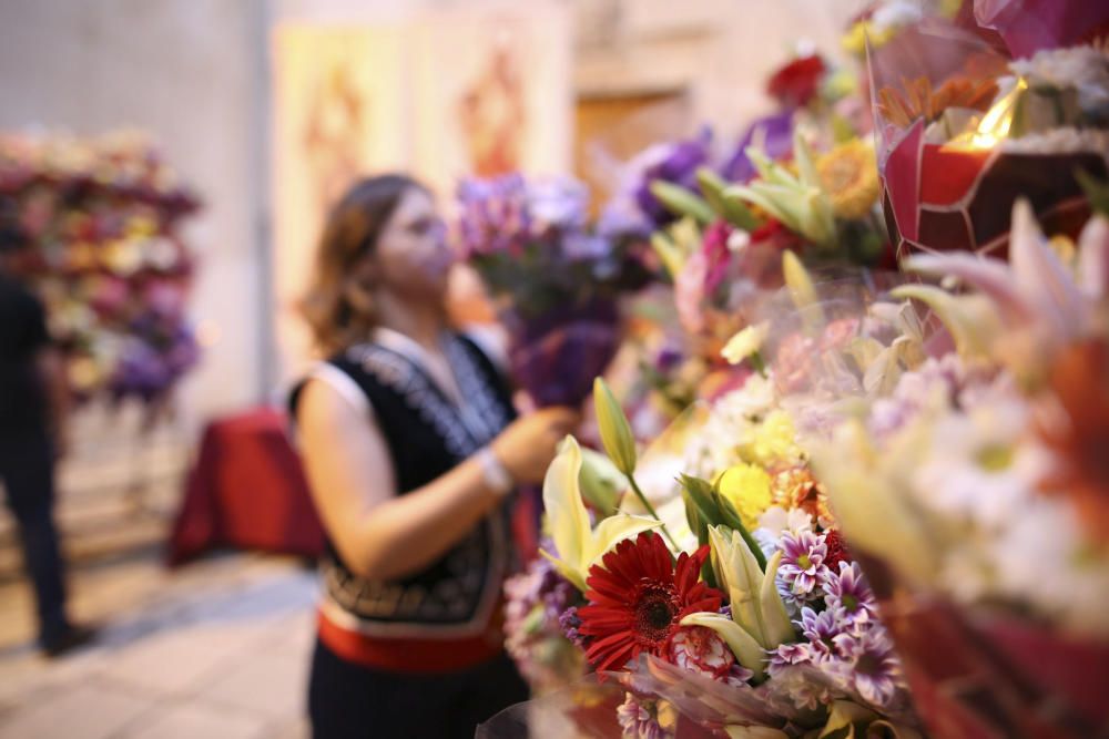 Desfile de abanderadas, ofrenda floral y procesión