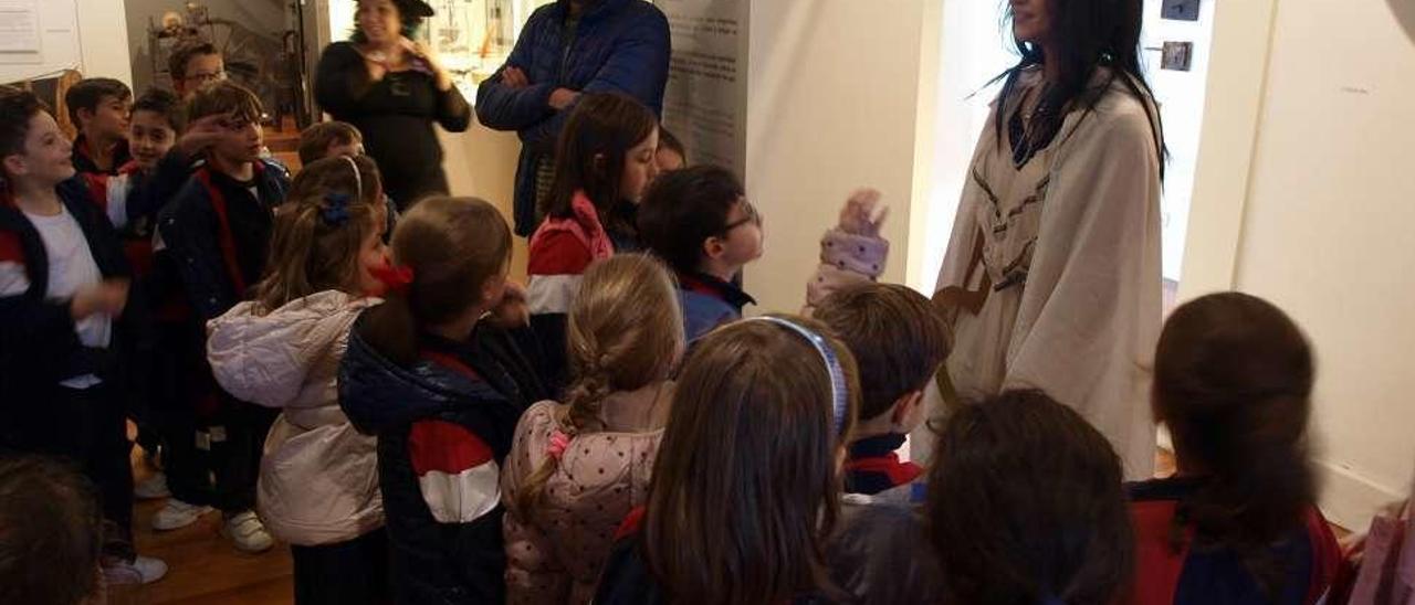 Niños del Colegio Alba, durante su visita esta semana al Museo Liste, donde conocieron a los personajes de Samaín. // M.L