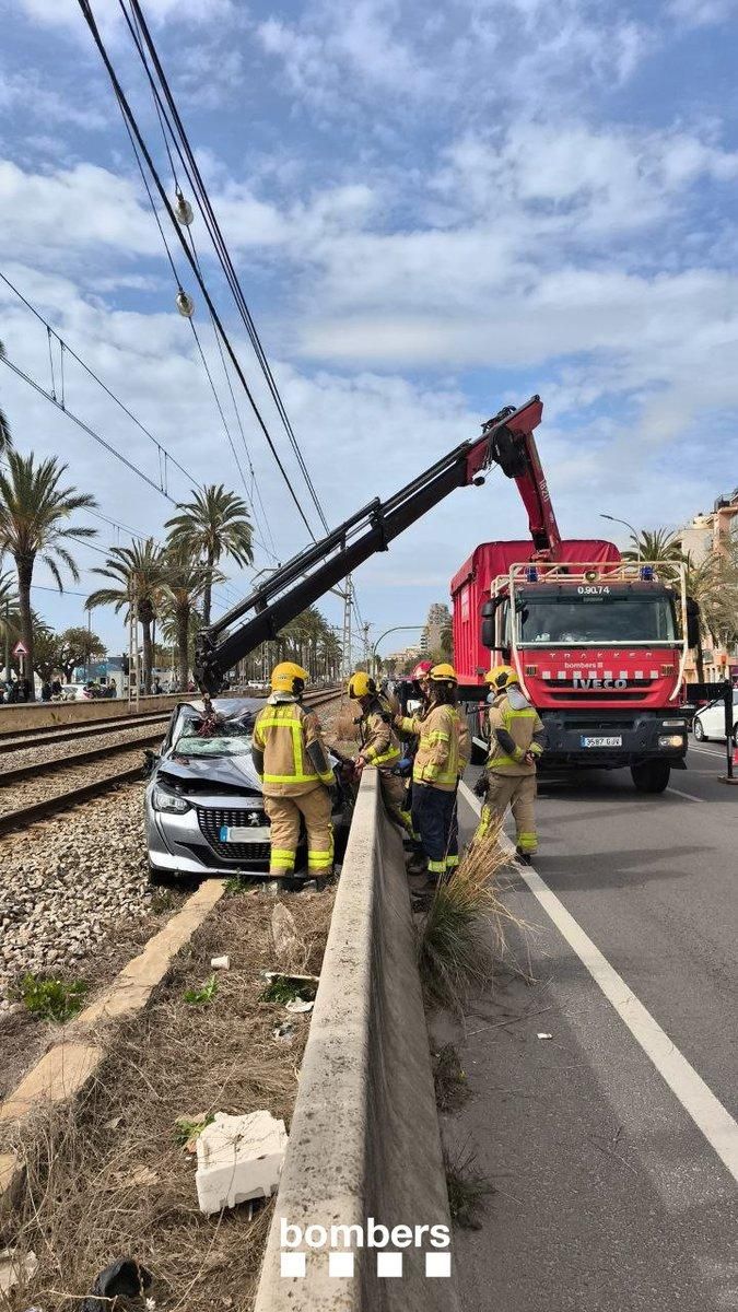 Les fotos de la caiguda d'un cotxe a les vies de l'R1