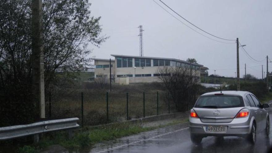 Terrenos vallados donde se construirá el parking de autocaravanas en Antromero, con la piscina al fondo.