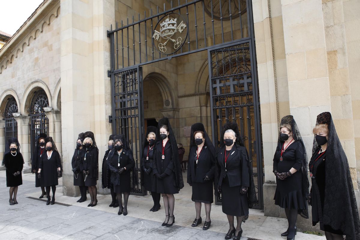 Las manolas, a la puerta de San Pedro, antes del Vía Crucis de Viernes Santo