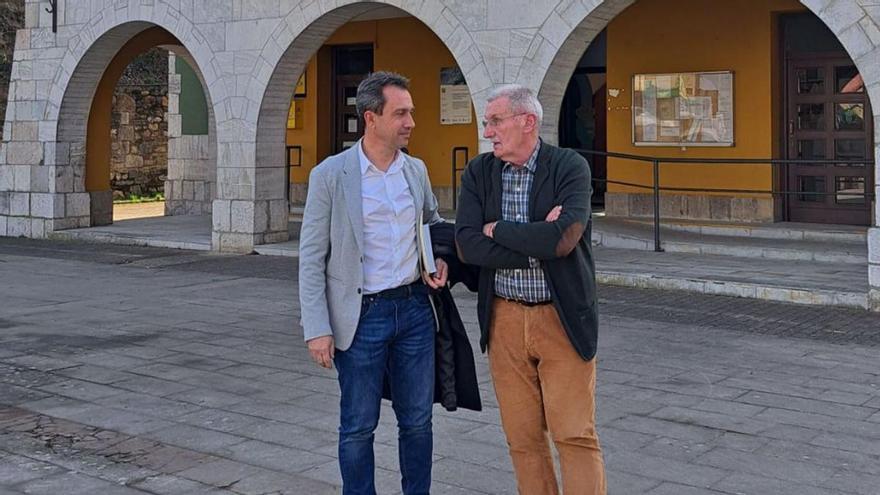 Ovidio Zapico y Miguel Fernández, frente al Ayuntamiento de Caso.