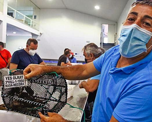 Un marinero grovense muestra una nasa.