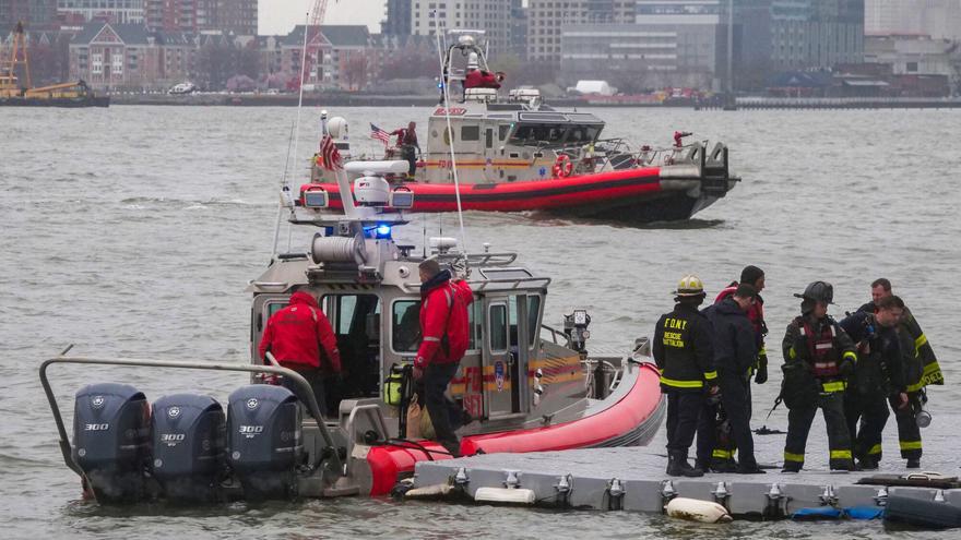 Recuperan el rotor del helicóptero accidentado en el río Hudson donde murió una familia española