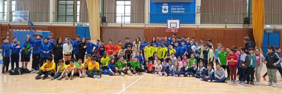 Participaron niños y niñas de  los siete grupos de entrenamiento con los que cuenta.