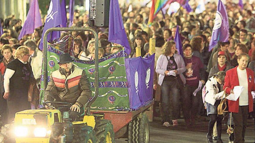 Movilización por el Día Internacional de la Mujer. A la izq., la Marcha Mundial das Mulleres y, a la drcha., el Consello Municipal.  // J. Lores