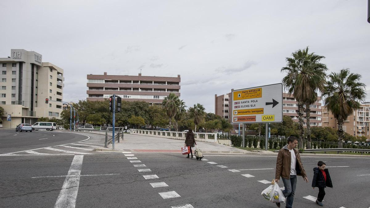 Los vecinos del Parque del Mar de Alicante se manifiestan por la mejora del acceso sur