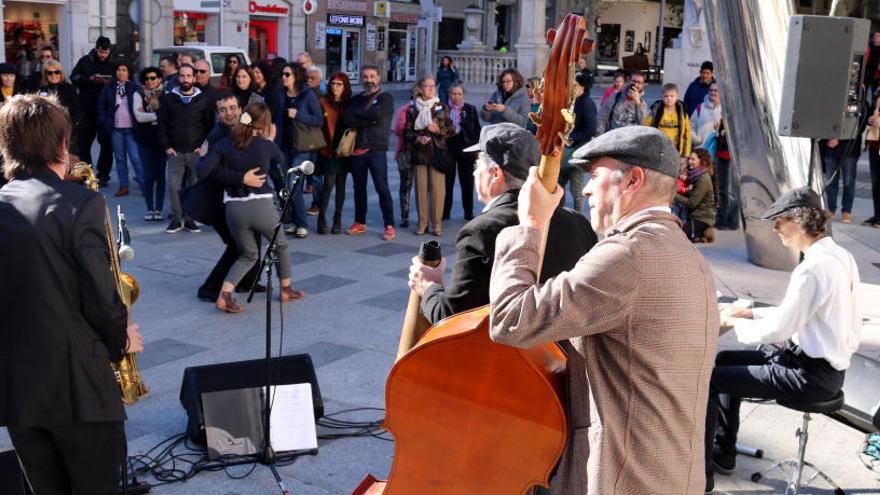 El xarleston, un estil de música que Dalí i la seva germana ballaven.