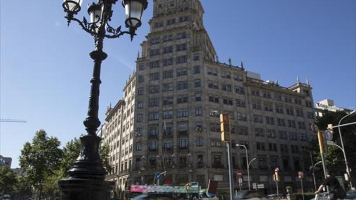 Edificio Generali, en la esquina del paseo de Gràcia con la Gran Via de les Corts Catalanes.