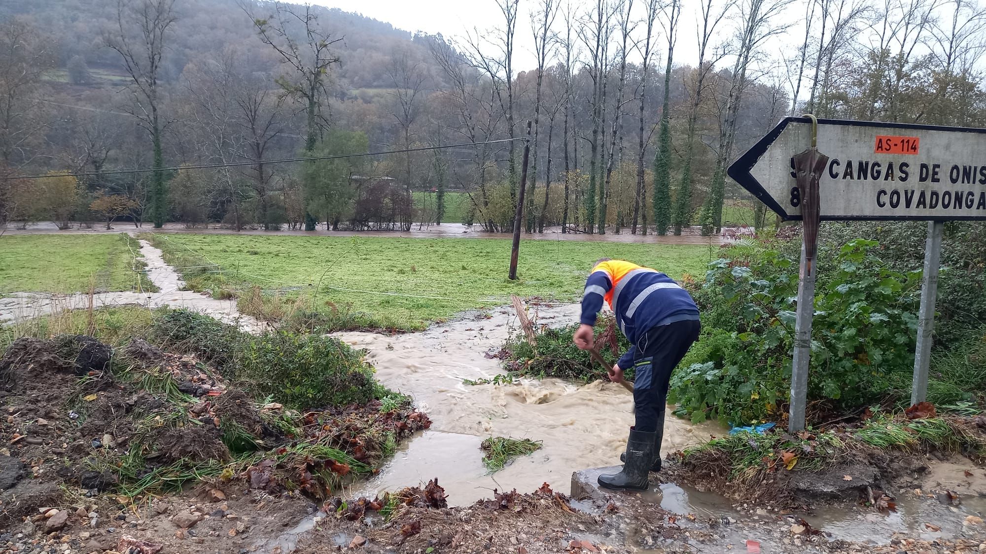 Temporal en Asturias: la lluvia complica la situación en muchos puntos de la región, con alerta amarilla