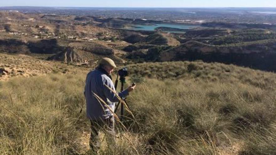 El investigador Pascal Thierry fotografía una zona de esparto en la Sierra de Crevillent.