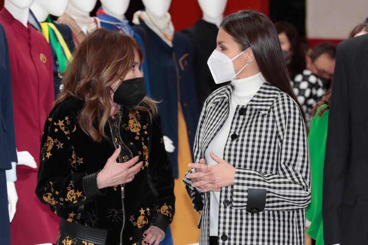 La diseñadora Teresa Helbig y la reina Letizia charlan en FITUR