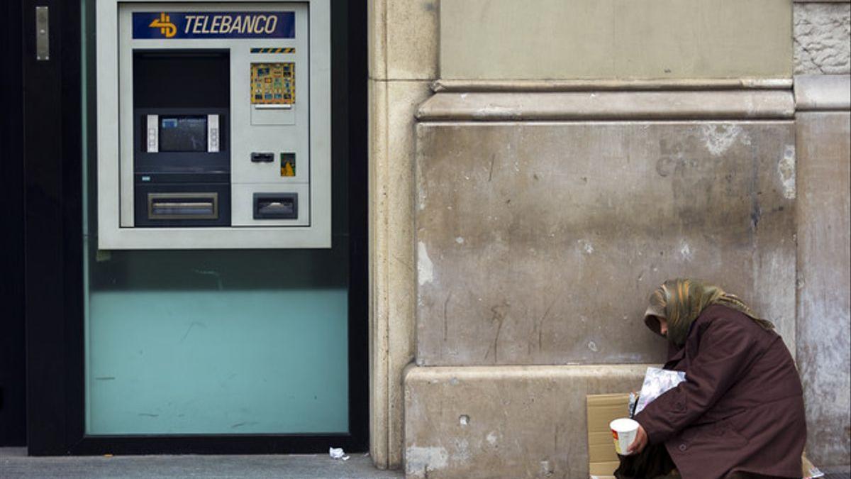 Imagen de una mendiga en el Passeig de Gràcia.