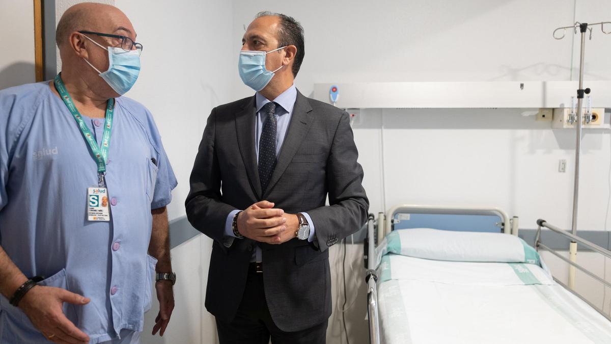 El consejero de Sanidad, José Luis Bancalero, este miércoles durante la visita a la unidad.