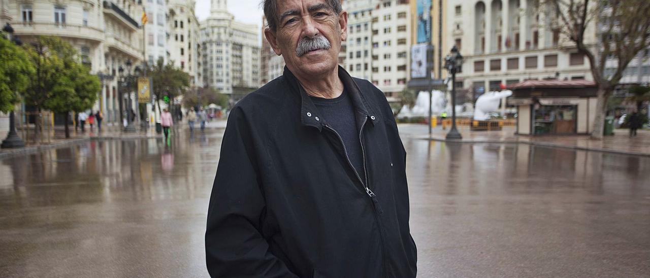 El historiador valenciano Ismael Saz, retratado en la plaza del Ayuntamiento de València.   | FERNANDO BUSTAMANTE