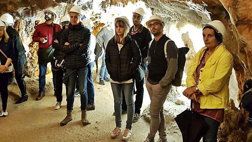 Agents turístics durant una visita a la Muntanya de Sal de Cardona