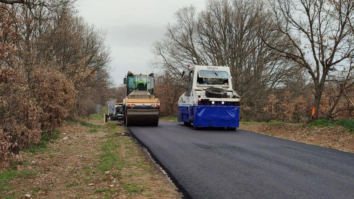 Asfaltado de la carretera de Cobreros a El Puente | A. S.