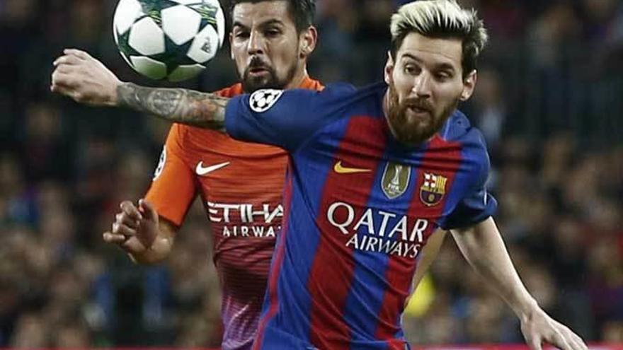 Messi y Nolito disputan el balón en el último Barça-City del Camp Nou.