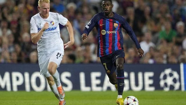 Dembélé s’escapa d’un jugador del Viktoria Plzen durant el partit de dimecres passat