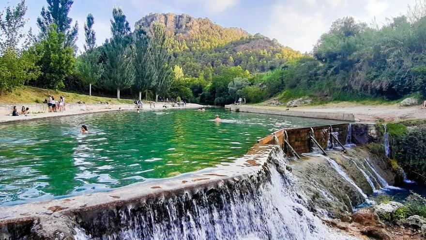 Una de las piscinas naturales más bonitas de España está en un escondido pueblo de Teruel
