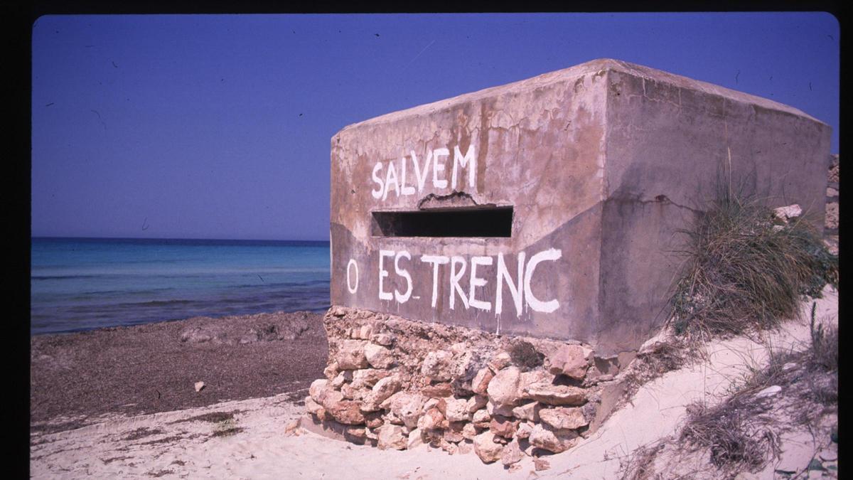 Una imatge d'una antiga protesta per salvar es Trenc de la desprotecció.