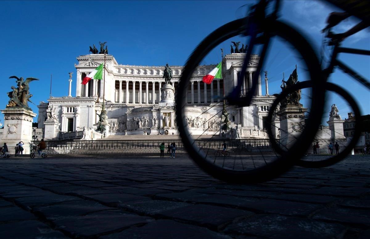 Ciclistas pasean por el monumento de Altare della Patria en el centro de Roma.