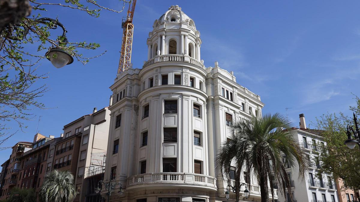 Antigua sede de la Caja de Ahorros y Monte de Piedad, entre la plaza del Portillo y Conde Aranda.
