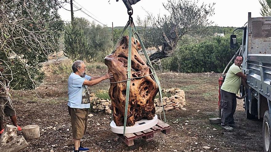 Para transportar la pesada escultura, de más de 400 kilos, han necesitado una grúa.