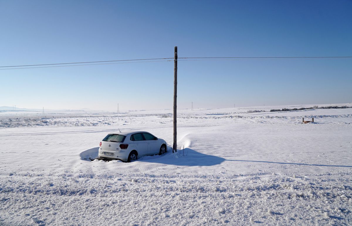 Un coche en el término municipal de Torrejón de Velasco, en el sur de Madrid, atrapado en la nieve.