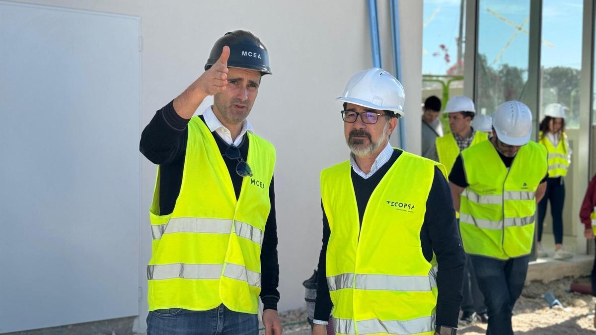 El alcalde, a la derecha, en su visita a las obras del pabellón